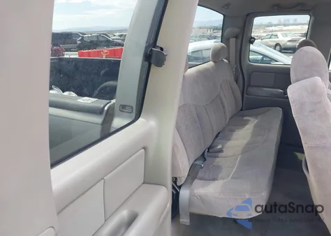 2000 Chevrolet Silverado 1500 Ls z USA, uszkodzony, nr VIN 2GCEC19T2Y1308318